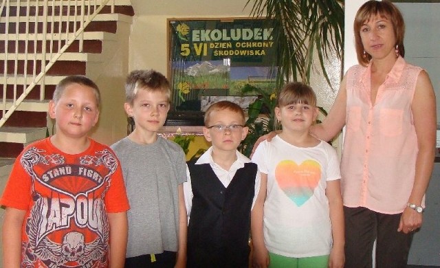 Czwórka uczniów startujących z sukcesem w Astrolabium wraz nauczycielką Aliną Piwowar, która przygotowała dzieci do startu w tym konkursie.