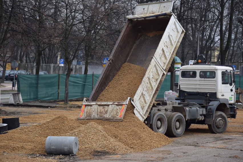 Plac budowy w środku Zawiercia. Trwa przebudowa parkingu ZDJĘCIA