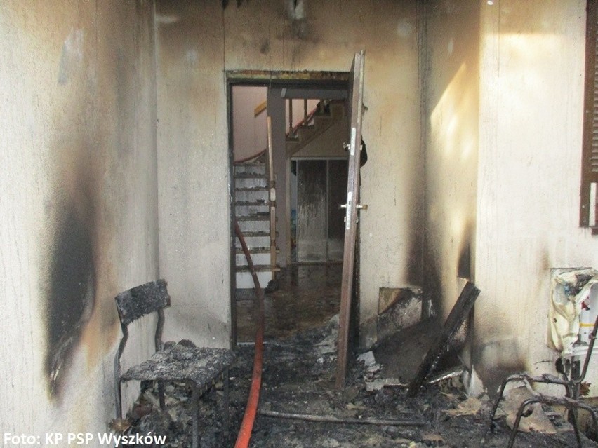 Pożar domu we wsi Popowo Parcele: paliły się poddasze, dach i garaż [ZDJĘCIA]