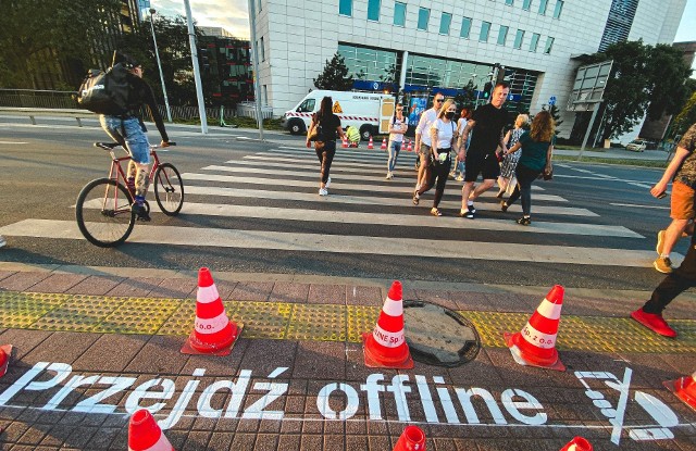 Pierwszy napis przejdź offline właśnie się pojawił na przejściu przy przystanku tramwajowym Poznań Główny.