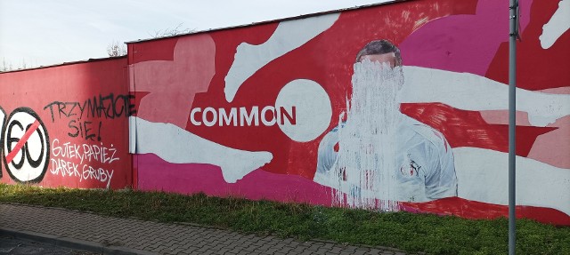 Mural na którym namalowano podobiznę Lukasa Podolskiego, został zniszczony.Zobacz kolejne zdjęcia. Przesuwaj zdjęcia w prawo - naciśnij strzałkę lub przycisk NASTĘPNE