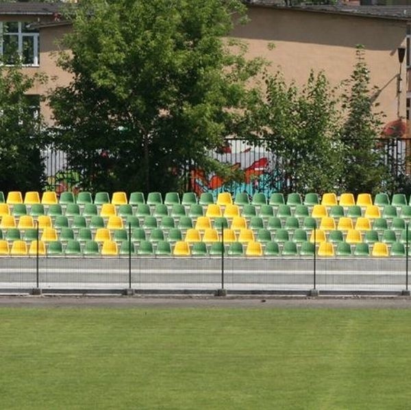 Jeden z pięciu sektorów zmodernizowanej trybuny na stadionie tarnobrzeskiej Siarki.