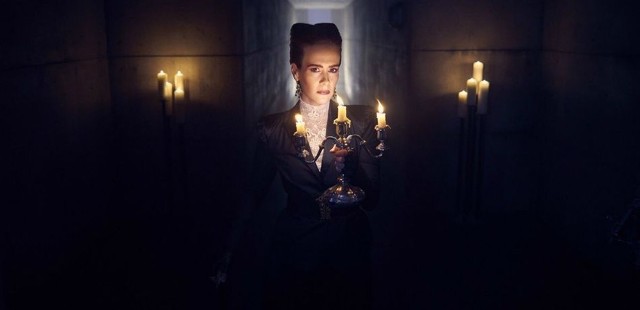 American Horror Story Apokalipsa (FOX, FX)Jeśli lubicie historie o nawiedzonych domach, to jest serial dla Was. Czarownice, magia i niewyjaśnione zjawiska oraz gwiazdorska obsada. Sarah Paulson i Emma Roberts z pewnością przyciągną Was przed ekran. Premiera: 13.09