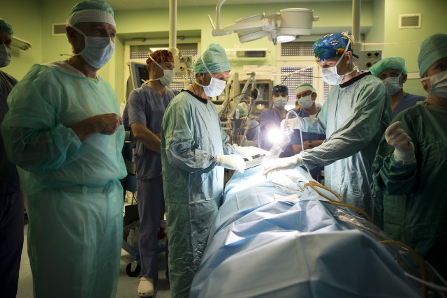 Białostoccy chirurdzy jako jedni z pierwszych w kraju będą operować przepuklinę nowatorską metodą. Uczył ich dr Michał Chudy, Polak, który od lat wykonuje te zabiegi w Szkocji. Więcej o tej metodzie: tutaj