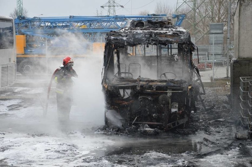 Pożar busa w Głogowie
