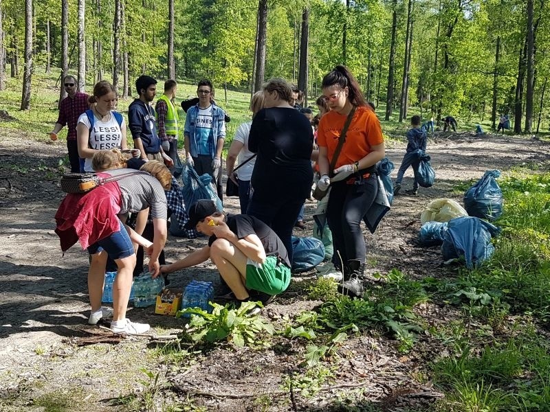 Alwernia. Problem śmieci nie znika. Mieszkańcy ruszyli na wielkie sprzątanie. W zamian dostali drzewka