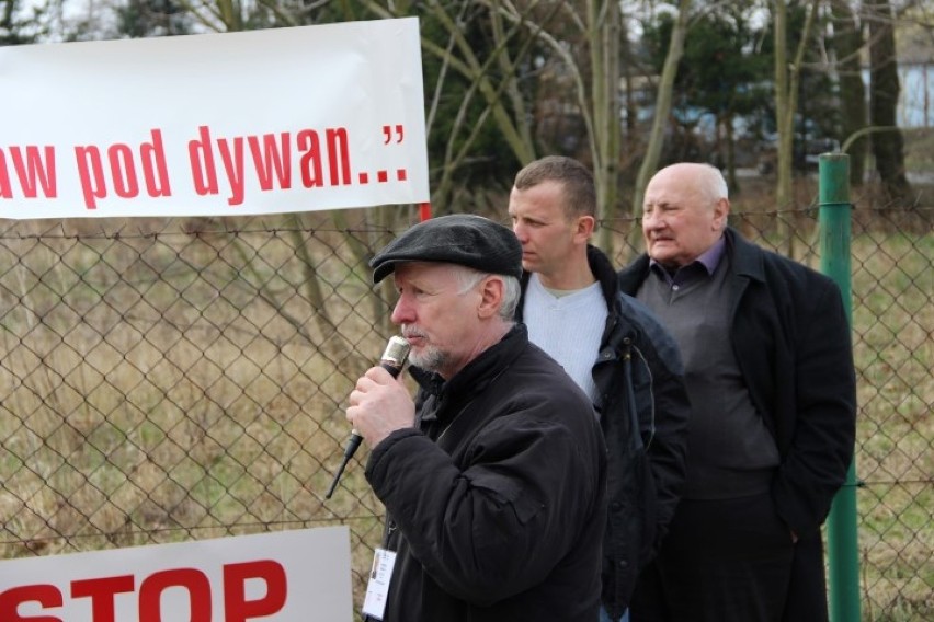 Pikieta w Tczewie. Protestowano  przeciwko umarzaniu kontrowersyjnych spraw  [ZDJĘCIA] 