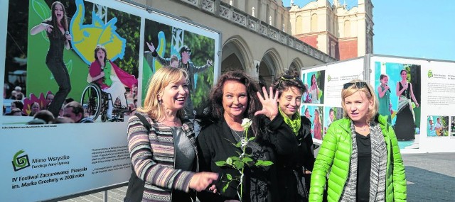 Anna Dymna z przyjaciółmi przy wystawie obrazującej najpiękniejsze chwile z 10-letniej historii Festiwalu Zaczarowanej Piosenki