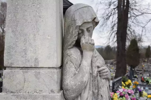 Jedna z rzeźb nagrobnych na rudawskim cmentarzu. To płaczka na grobie kobiety zmarłej w 1909 roku