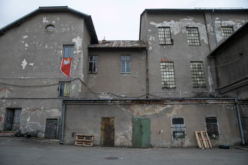 Opuszczona fabryka drożdży opanowana przez artystów. Zobacz zdjęcia