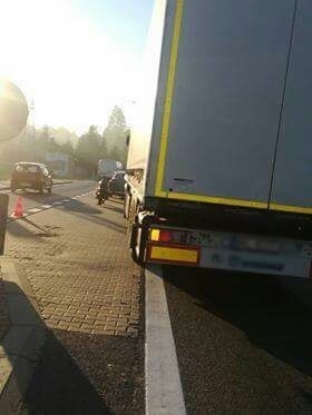 Wypadek w Przegini. Motocyklista zderzył się z ciężarówką. Zablokowana droga krajowa