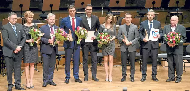 W Filharmonii Koszalińskiej zostały wręczone nagrody prezydenta miasta za dokonania w pięciu dziedzinach - gospodarka, kultura, edukacja, odpowiedzialność społeczna, sport