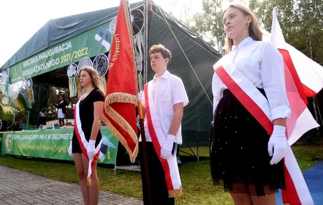 Ponad 30 tysięcy uczniów rozpoczęło w środę, 1 września, nowy rok szkolny w zielonogórskich szkołach podstawowych i średnich. Miejska inauguracja roku szkolnego odbyła się w Zespole Szkół Edukacyjnych w Zawadzie. Radości z ponownego spotkania nie kryli uczniowie i nauczyciele. Wszyscy doskonale pamiętają zdalne nauczenie i ich marzeniem jest to, aby taka sytuacja już nigdy się nie powtórzyła. - Mam nadzieję, że ten rok szkolny będzie pod hasłem „powrót do normalności” – mówił Władysław Konras, dyrektor szkoły. - Cieszymy się, że możemy się spotkać i być w końcu  razem - mówili nam uczniowie. – Chcielibyśmy, aby było już normalnie. – Mamy nadzieję, że nauczyciele będą dla nas wyrozumiali. Z nauką zdalną różnie to bywało – przyznali.Czytaj także: Rozpoczęcie roku szkolnego w Lubuskiem. Tak uczniowie rozpoczynali kolejny rok nauki