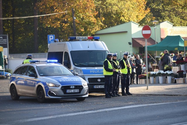 Policyjne patrole co roku na przełomie października oraz listopada rozpoczynają akcję „Znicz”, której celem jest zabezpieczenie ruchu na drogach przed i w trakcie Wszystkich Świętych.