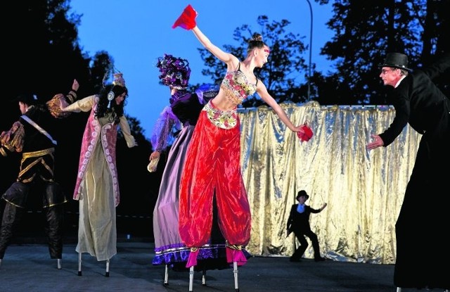 Finałowy spektakl "Korowód tańca" Kijowskiego Teatru Ulicznego, zaprezentowany w Hajnówce, zachwycał kolorami, formą i kostiumami
