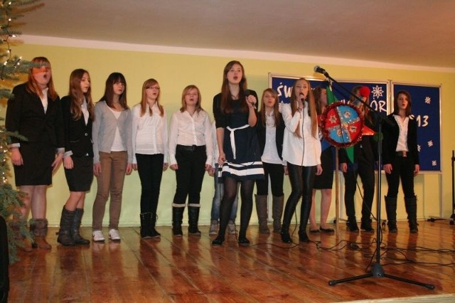 Kolędy zaśpiewały m. in. dziewczęta z boguckiego gimnazjum