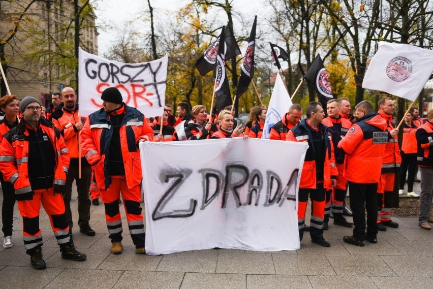 Poznań: Ratownicy medyczni pikietowali przed Urzędem Wojewódzkim [ZDJĘCIA]