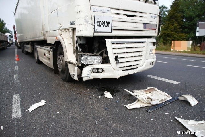 Zderzenie osobówki z ciężarówką w Stalowej Woli. Jedna osoba jest ranna [ZDJĘCIA]