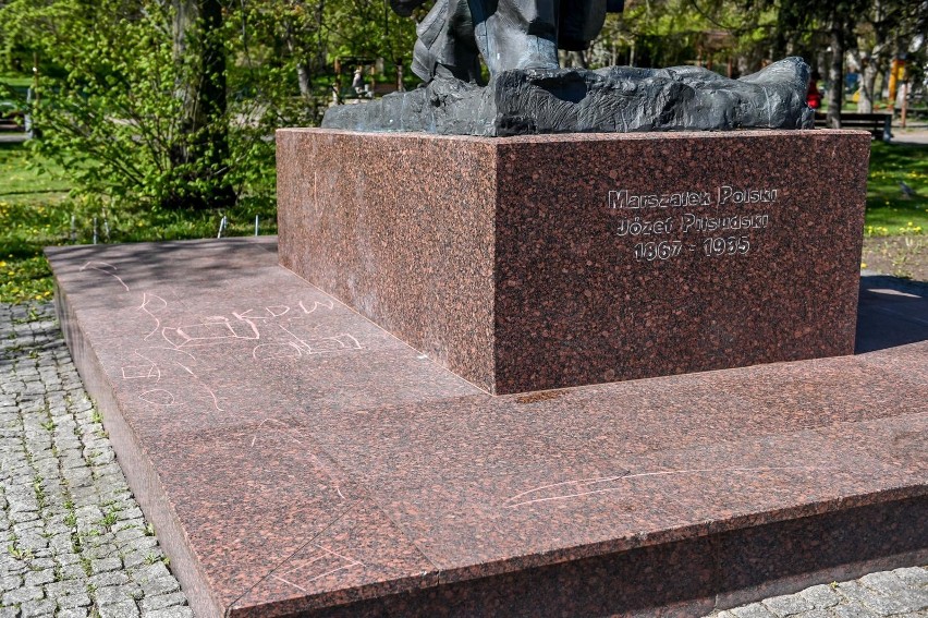 Zdewastowany pomnik marszałka Piłsudskiego w Gdańsku, pod...