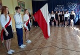 Uczniowie Publicznej Szkoły Podstawowej w Mydłowie uczcili święto Konstytucji 3 Maja. Piękna akademia. Zobacz zdjęcia