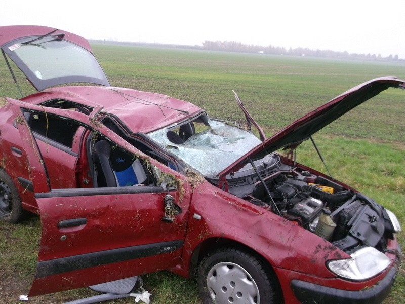 Wypadek na A4, 06.11.2014. Citroen dachował po zderzeniu z...