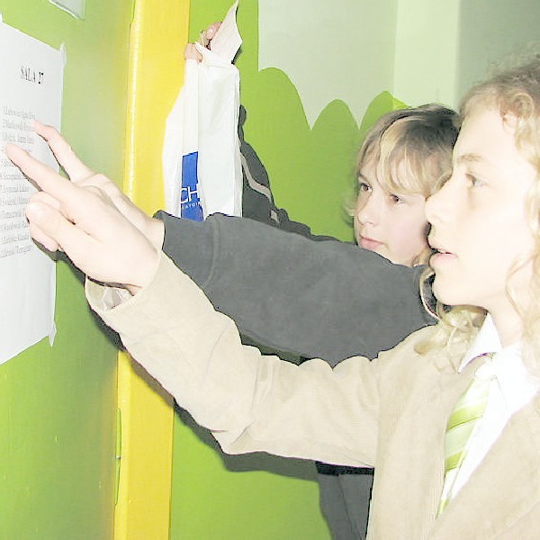 Tomasz Tomaszewski i Aleksander Słowik, uczniowie klasy VI d Szkoły Podstawowej nr 3 szukali swoich nazwisk na listach przypiętych do drzwi sali egzaminacyjnej.