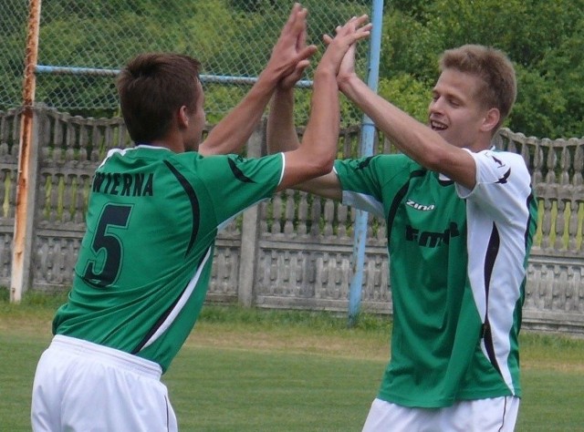 Bartosz Malinowski (z prawej) zdobył zwycięską bramkę dla Wiernej w meczu Pucharu Polski z Sokołem Rykoszyn. 