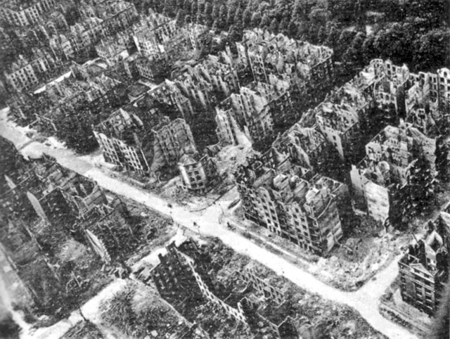 Spalone budynki po bombardowaniu Hamburga w czasie II wojny światowej