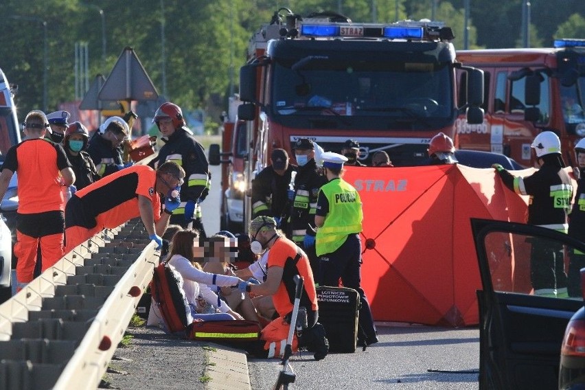 Poważny wypadek pod Selgrosem w Długołęce. Jedna osoba nie żyje