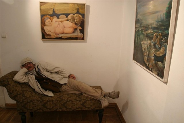 Wiesław Matuszek podczas wernisażu wystawy swoich prac w Dworku Sierakowskich w Sopocie (2005 r.)