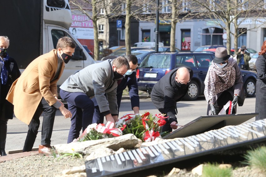 Sosnowiec. Odsłonięto tablice smoleńskie. Znajdziemy na nich nazwiska osób, które zginęły w tragicznej katastrofie lotniczej pod Smoleńskiem