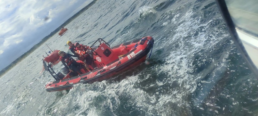 Akcja ratownicza na Jeziorze Bukowo. Dwie osoby na tonącym...