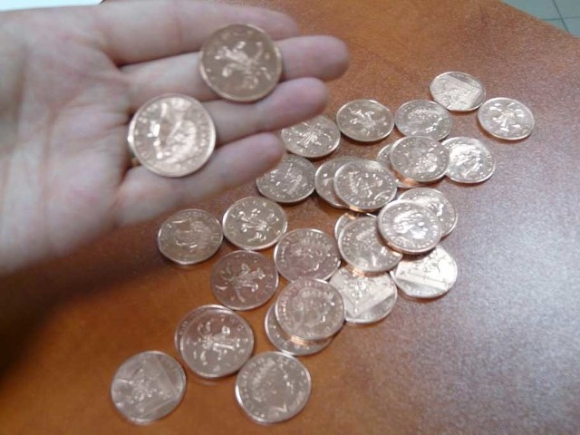 Fałszywe monety, które za 30 tysięcy złotych kupił mieszkaniec Koszalina.