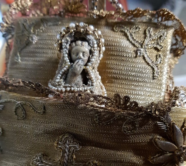 Gliniane Dzieciątko św. Jadwigi Śląskiej sprzed 800 lat, jakie do dzisiaj przetrwało w zakrystii kościoła w Trzebnicy
