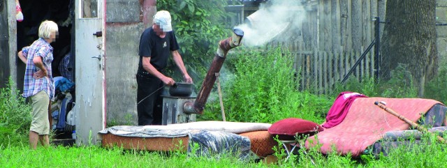 Bezdomni korzystają z piecyka, w którym spalają odpady