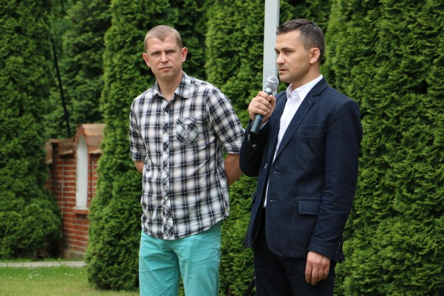 VI Bieg Papieski w SłużewiePrzemysław Chojancki i Arkadiusz Świątkowski, sekretarz gminy Aleksandów podczas otwarcia biegu.