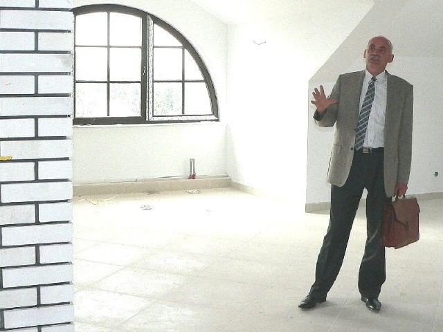 Dużą salę konferencyjną w nowym budynku Urzędu Gminy w Pacanowie prezentuje wójt Wiesław Skop.