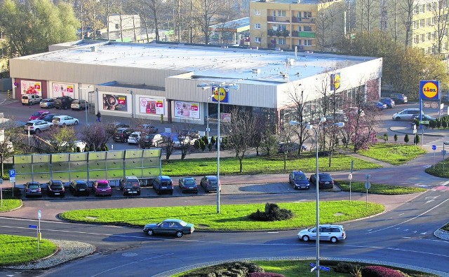 Przy rondzie u zbiegu al. 3 Maja i ul. Sobieskiego wyznaczono parking na kilkanaście samochodów. Często przez wiele tygodni większość z nich jest zajęta przez auta przeznaczone do sprzedaży