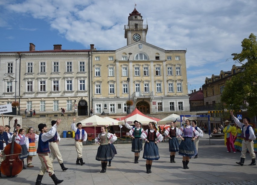 Gorlice. Festiwal Świat pod Kyczerą. Przez miejski deptak przeszedł barwny korowód artystów z różnych stron świata