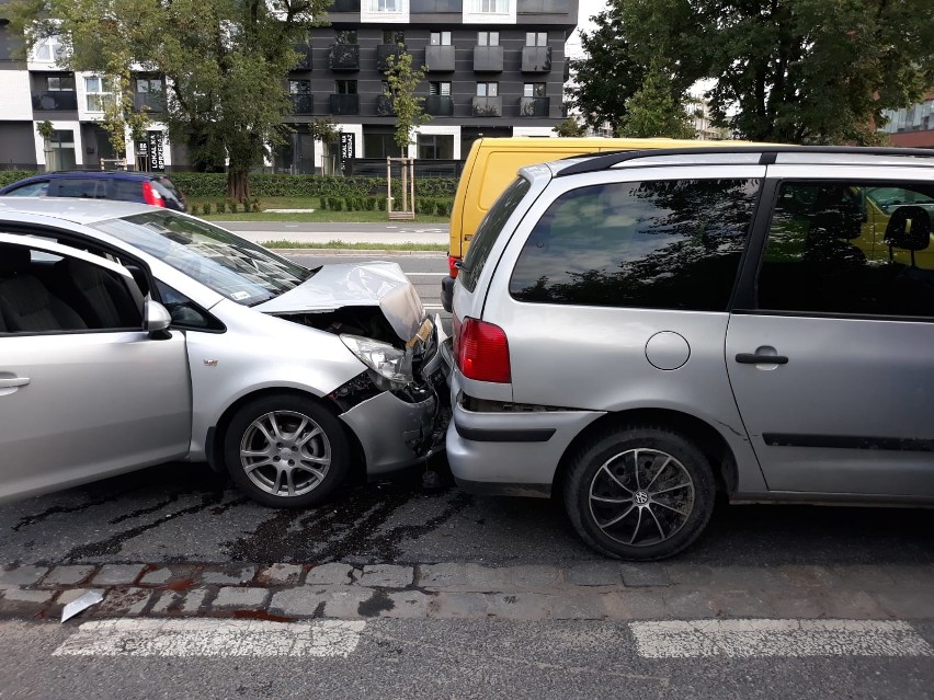 Wypadek na Grabiszyńskiej, ruch wyłącznie buspasem (ZDJĘCIA)