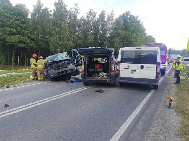 W Czchowie na DK75 zderzyły się trzy busy, jedna osoba została zakleszczona w pojeździe, 30.06.2023