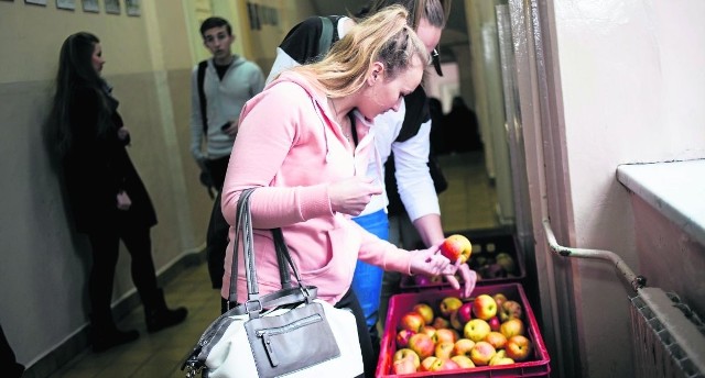 Uczniowie Zespołu Szkół Gastronomicznych nr 2 w Krakowie dostają jabłka z Jodłownika
