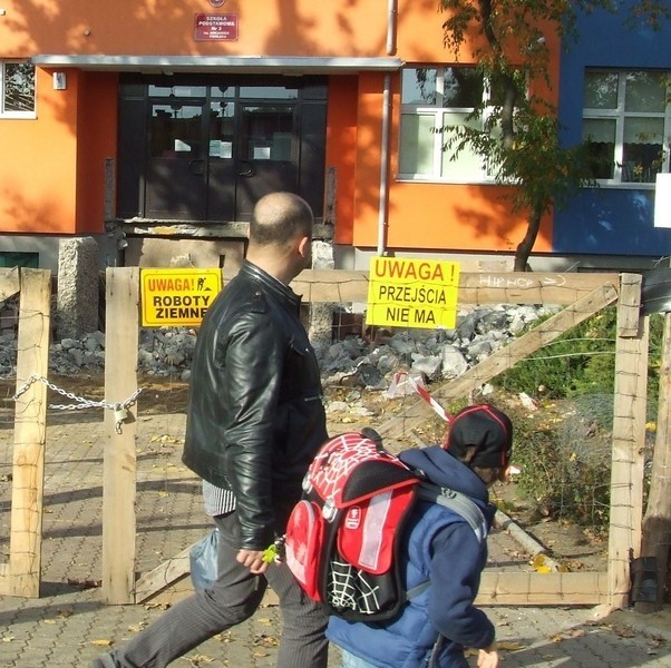 W Szkole Podstawowej nr 3 trwa budowa nowego wejścia. Czytelnicy pytają dlaczego nie można było tego zdobić w wakacje.