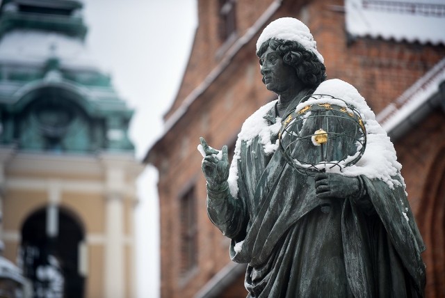 Na taki śnieg w Toruniu trzeba było trochę poczekać tej zimy. Nic więc dziwnego, że większość z nas przywitała go z uśmiechem na twarzy. W gorszych nastrojach są za to ci, na których spoczywa obowiązek odśnieżania i ci, którym biały puch utrudnia poruszanie się po mieście. Wszyscy są chyba jednak zgodni, że Toruń wygląda w takim białym odzieniu naprawdę pięknie. Zobaczcie sami!Polecamy:Najlepsze toruńskie restauracje TOPMistrzowie parkowania w ToruniuSkąd się wzięły nasze nazwiskaNowosciTorun