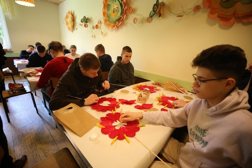 Uczestnicy warsztatów w Koziegłowach wyplatali patriotyczne kwiaty z wiórków osikowych. W akcji udział wzięli Polacy mieszkający na Litwie