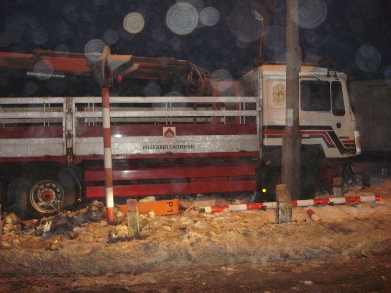 Solec Kujawski. Ciężarówka wbiła się w przejazd kolejowy