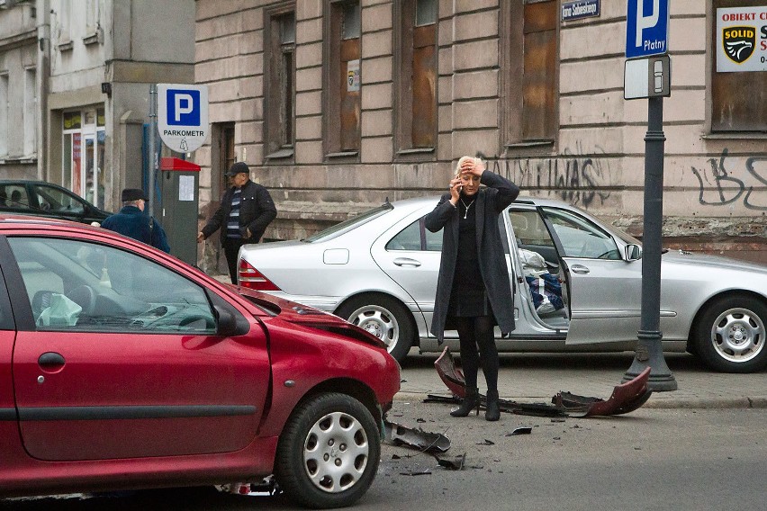 Zderzenie dwóch aut na skrzyżowaniu Warszawskiej i Jana III Sobieskiego