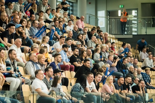 To był ciężki mecz, ale innych w play off nie ma. Enea Astoria pokonuje Basket Poznań i w ćwierćfinale I ligi prowadzi 1:0. W niedzielę mecz numer dwa.Enea Astoria Bydgoszcz - Basket Poznań 89:80 (21:29, 21:18, 27:17, 20:16)ENEA ASTORIA: Frąckiewicz 21, 7 zb., Aleksandrowicz 18 (4), Nowakowski 11 (1), Kukiełka 6, Dłuski 2 oraz Fatz 8, Grod 8, 6 zb., Kondraciuk 6 (2), Szyttenholm 2, Śpica 2.Już pierwsze 20 minut play off pokazało, że to będzie łatwa seria. To Basket prowadził niemal cały czas, momentami 8 punktami. Jeszcze w 28. minucie goście prowadzili 60:62, ale końcówkę 3. kwarty Asta wygrała 9:2 i to był przełom w tym meczu.