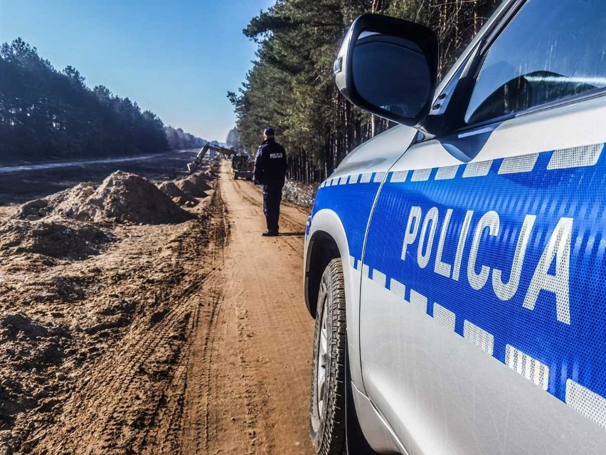 Kryzys na granicy. Policja i Straż Graniczna pilnują budowy płotu na granicy