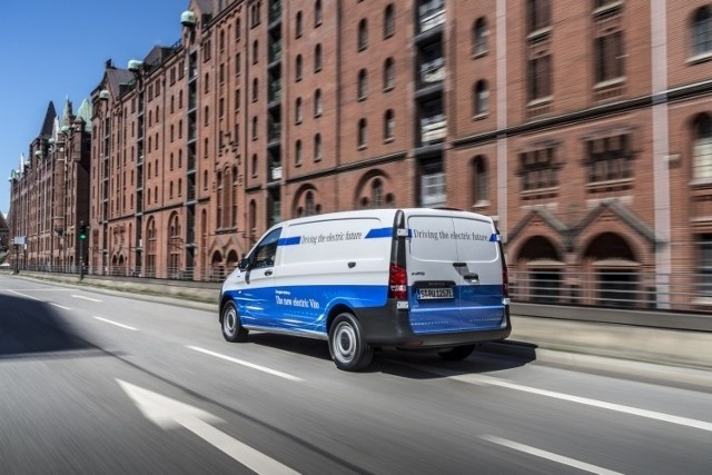 Elektrycznie eVito od Mercedes-Benz Vans trafi do klientów jeszcze w tym roku. Na tym nie koniec, gdyż w przyszłym roku śladem eVito podąży eSprinter. Fot. Mercedes-Benz